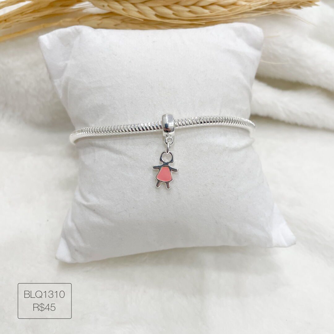 Berloque Menina Vestido Rosa Pendurado Esmaltado Prateado